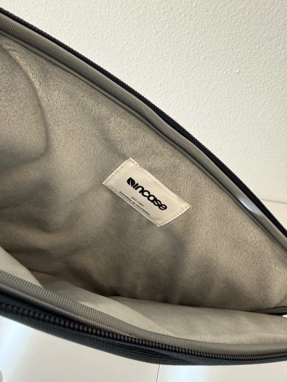 Incase A.R.C. Sleeve for 14-inch Laptop Navy Blue - Picture 2 of 3